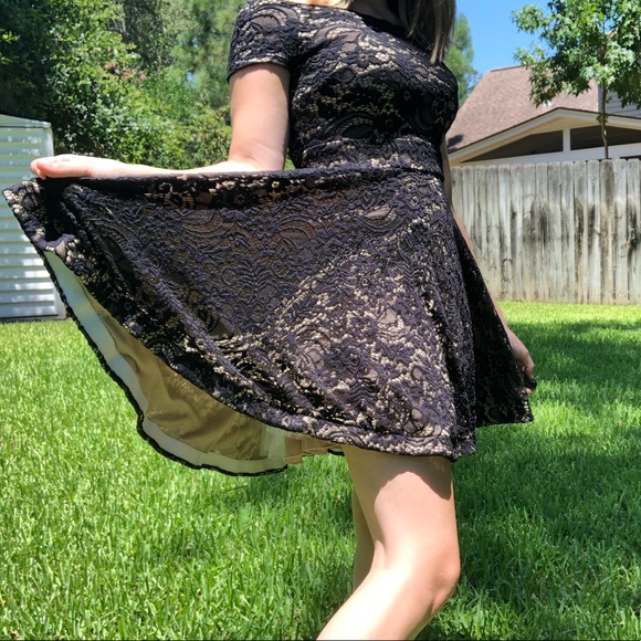 Lace dress - Picture 2 of 3